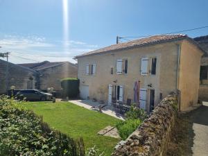 Maison en pierre indépendante