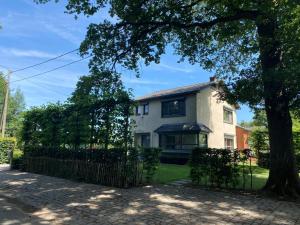 14 beds, 20p, 2 bath-, 1 livingroom