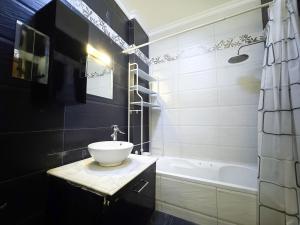 Chic 3BR Stay With Green Surroundings