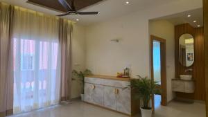 Spacious Lakeview Apartment with Balcony