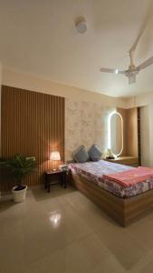 Spacious Lakeview Apartment with Balcony