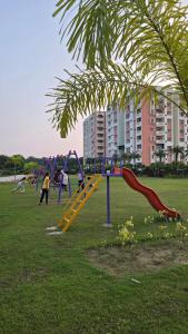 Spacious Lakeview Apartment with Balcony