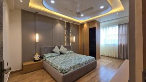 Spacious Lakeview Apartment with Balcony