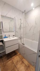 LAcacia, F2 terrasse et jardin,plage à 400mètres