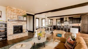 Clint by AvantStay Located Within The Brasada Ranch Community Golf Course Pool Hot Tub