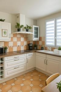 7 Guests, couchages- parking inclus- proche métro at door- 8min Paris