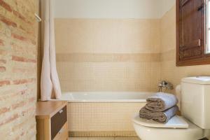 Ático Exclusivo del Siglo XVI con Terraza Privada en el Corazón de Ciutat Vella