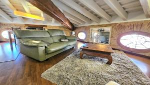 Ático Exclusivo del Siglo XVI con Terraza Privada en el Corazón de Ciutat Vella