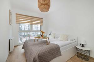 Modern Apartment with Parking and Balcony near the City Center by Noclegi Renters