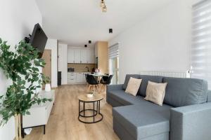 Modern Apartment with Parking and Balcony near the City Center by Noclegi Renters