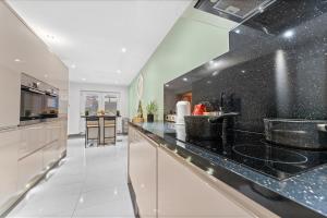 Private Hot Tub & Sauna, Parking, Netflix, Long Stay Savings, Contractor Dream