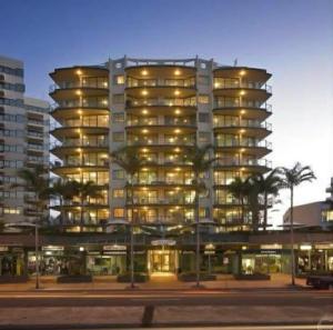 1 Bedroom Lux renovated apartment across from the Beach