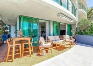 1 Bedroom Lux renovated apartment across from the Beach