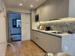 Deanes Califa Suites 5