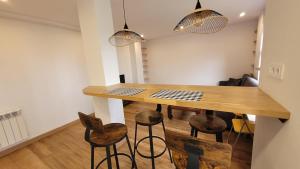 Apartamento con cocina abierta y vistas verdes