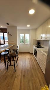 Apartamento con cocina abierta y vistas verdes