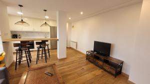 Apartamento con cocina abierta y vistas verdes