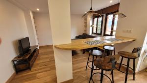 Apartamento con cocina abierta y vistas verdes