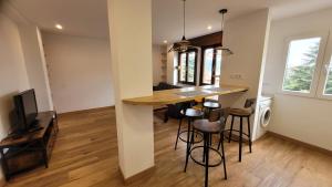 Apartamento con cocina abierta y vistas verdes