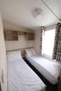 Lowford Caravan B01