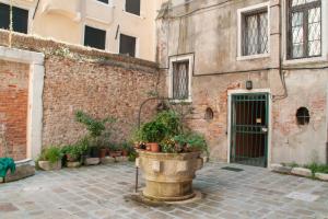 Cannaregio Retreat with Canal View
