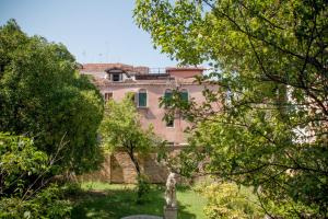 Cannaregio Retreat with Canal View