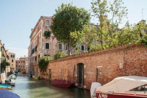 Cannaregio Retreat with Canal View