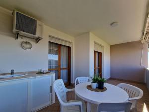 Luminous one bedroom flat with side sea view