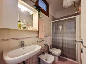 Luminous one bedroom flat with side sea view