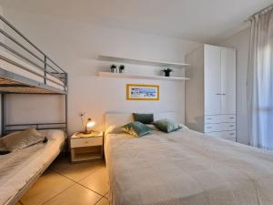 Luminous one bedroom flat with side sea view