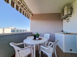 Luminous one bedroom flat with side sea view