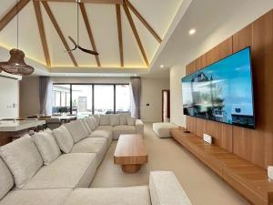 Breathtaking Modern Villa Sun Filled Living Private Pool