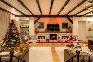 Luxury Christmas House with Fireplace, Full Festive Décor & Optional Hot Tub