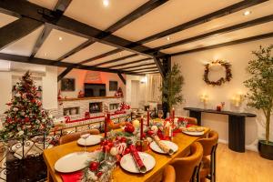 Luxury Christmas House with Fireplace, Full Festive Décor & Optional Hot Tub