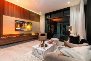 3BR Ultra Luxury Waterfront Panoramic Views with Pool, Gym, Jacuzzi -10 mins to Burj Khalifa
