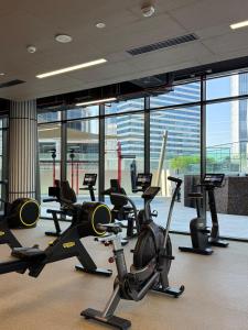 3BR Ultra Luxury Waterfront Panoramic Views with Pool, Gym, Jacuzzi -10 mins to Burj Khalifa