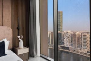 3BR Ultra Luxury Waterfront Panoramic Views with Pool, Gym, Jacuzzi -10 mins to Burj Khalifa