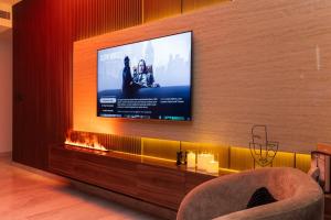 3BR Ultra Luxury Waterfront Panoramic Views with Pool, Gym, Jacuzzi -10 mins to Burj Khalifa
