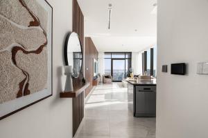 3BR Ultra Luxury Waterfront Panoramic Views with Pool, Gym, Jacuzzi -10 mins to Burj Khalifa