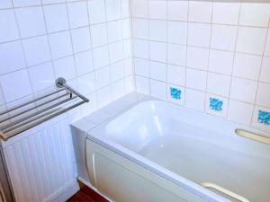 Women only- Private Guest Room5 in SW6 with En-Suite bathroom evening parking