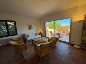 6AMB38 Superbe Villa avec terrasses dans résidence avec piscine commune