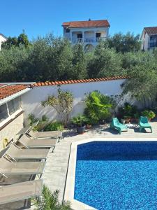 Apartment with private pool and arbor