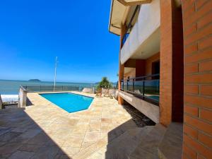 Refúgio Vista Mar com Piscina e 5 Suítes Espaçosas