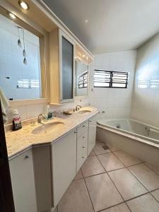 Refúgio Vista Mar com Piscina e 5 Suítes Espaçosas