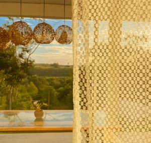 Casa com piscina e vista para o vale em Caraíva