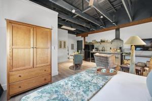 Ivy - Adorable Studio Apt with Heated Pool