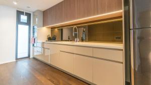 Stunning City View 2B2B 5 min to Station Woolworth