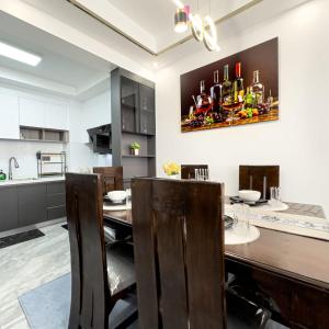 executive fully furnished apartments with luxurious facilities which features a breathtaking city views and close proximity to major shopping malls thus offering a high end lifestyle