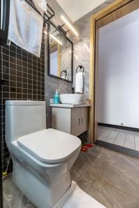 elegant escape apartment with free parking space,fully equipped gym, swimming pool children playing ground area and amazing city views