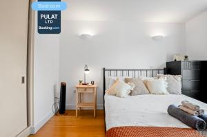 Centrally Located Spacious 3 Bedroom Apartment At Pulat Short Lets & Serviced Accommodation London With Free WiFi & Central heating Sleeps 7